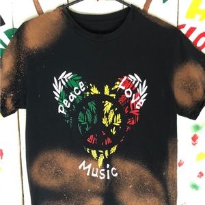 Love peace & music. T-shirt